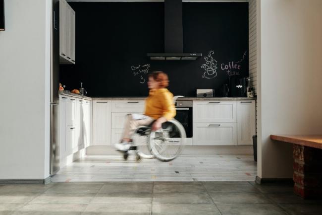 Qu'elle soit locataire ou propriétaire de son logement, la victime présentant de lourdes séquelles (amputation d'un membre, paraplégie, tétraplégie, voire traumatisme crânien) a droit à ce que son logement soit adapté à son handicap.